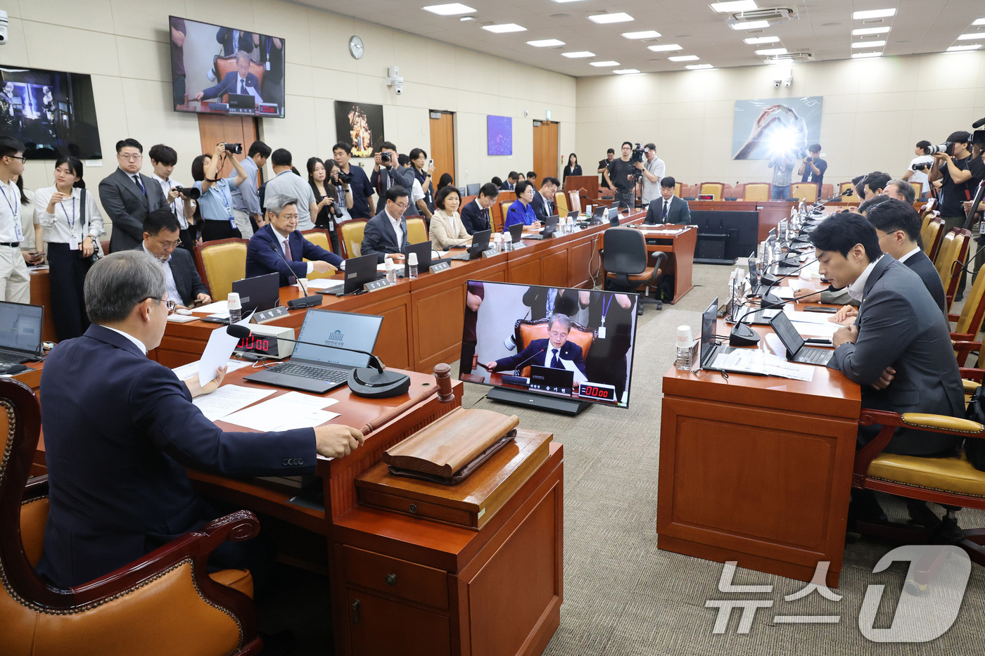 (서울=뉴스1) 신웅수 기자 = 송기헌 위원장이 30일 서울 여의도 국회에서 열린 과학기술정보방송통신위원회 전체회의에서 의사봉을 두드리고 있다. 2026.7.30/뉴스1