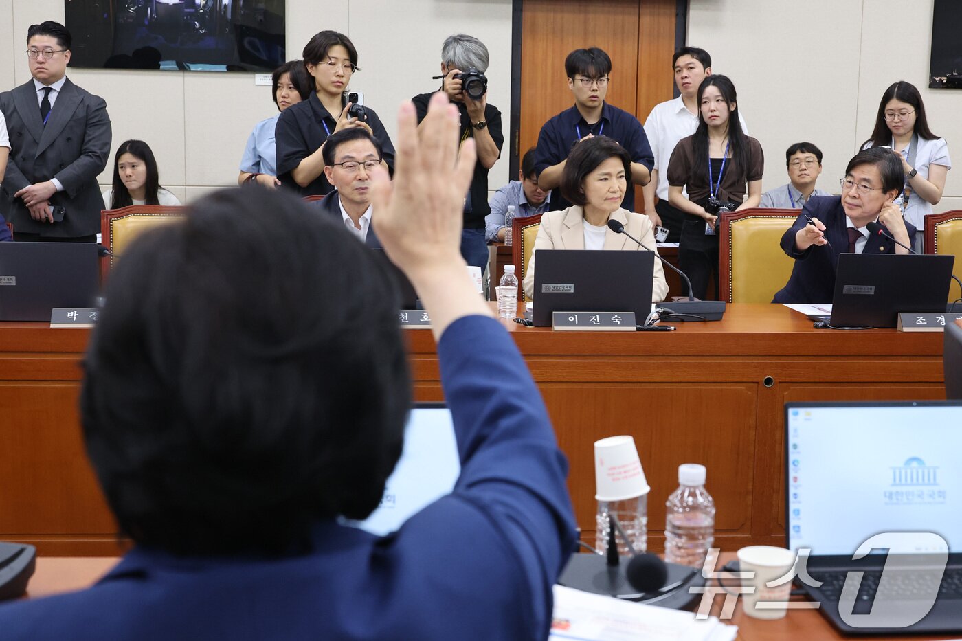 본문 이미지 - 김현 더불어민주당 의원이 30일 서울 여의도 국회에서 열린 과학기술정보방송통신위원회 전체회의에서 이진숙 국민의힘 의원의 발언과 관련해 발언을 신청하고 있다. 2026.7.30 ⓒ 뉴스1 신웅수 기자