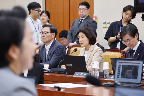 과방위 인사말하는 이진숙 의원