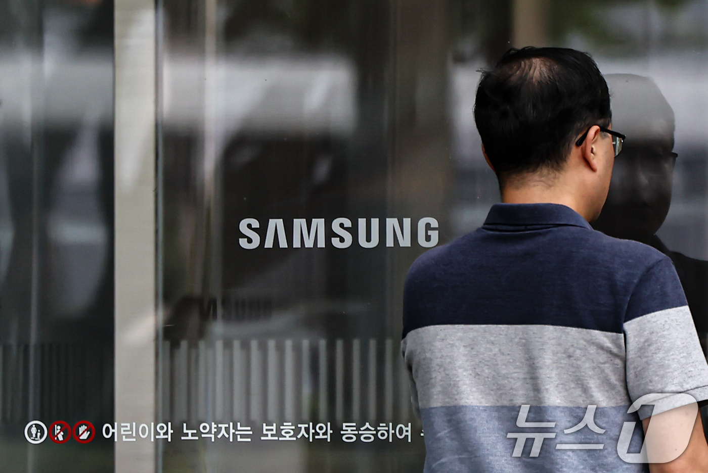 (서울=뉴스1) 김도우 기자 = 삼성전자가 인공지능(AI) 메모리 수요 확대에 힘입어 올해 2분기 역대 최대 실적을 기록했다.삼성전자는 올해 2분기 연결 기준 영업이익이 89조 5 …