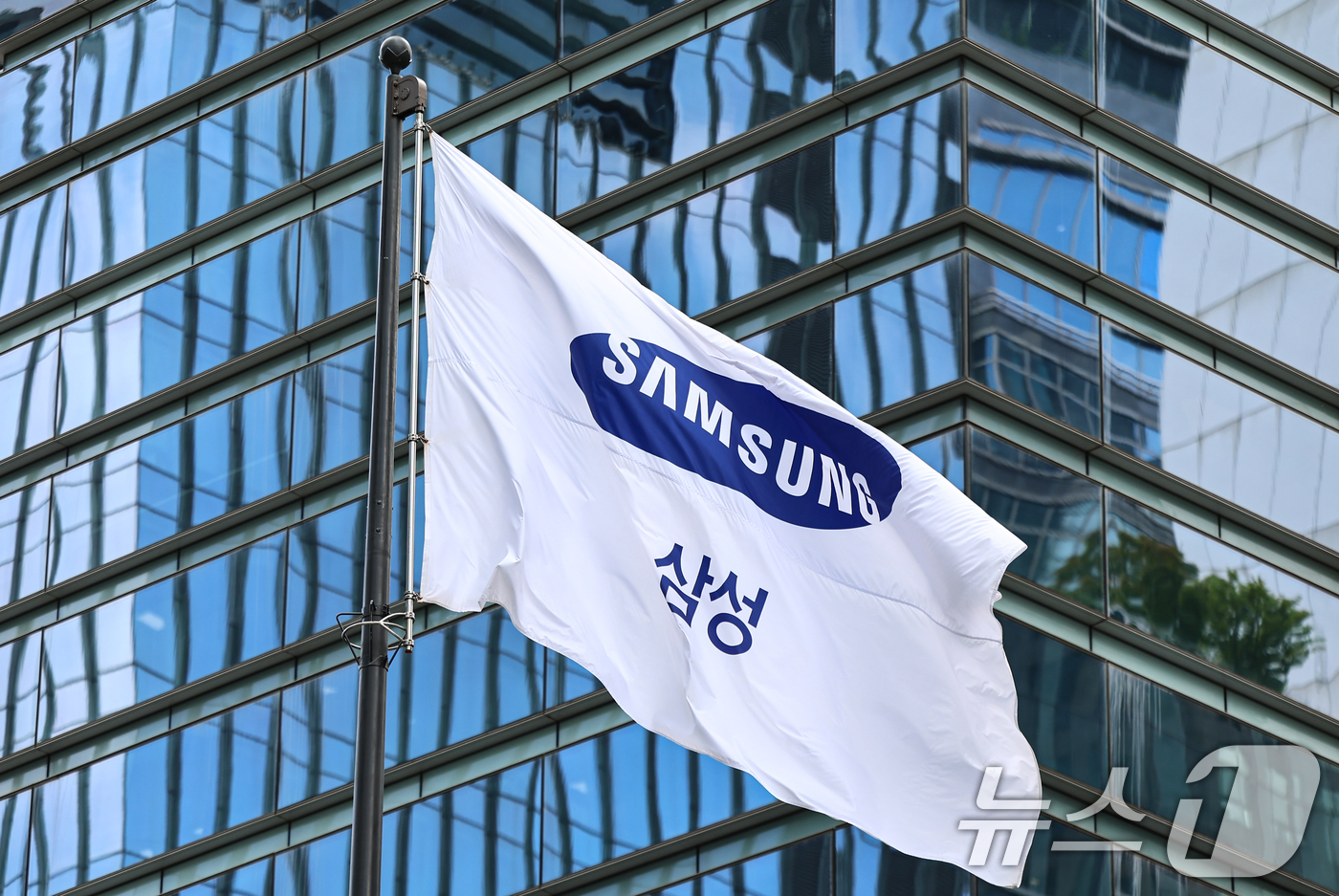 (서울=뉴스1) 김도우 기자 = 삼성전자가 인공지능(AI) 메모리 수요 확대에 힘입어 올해 2분기 역대 최대 실적을 기록했다.삼성전자는 올해 2분기 연결 기준 영업이익이 89조 5 …