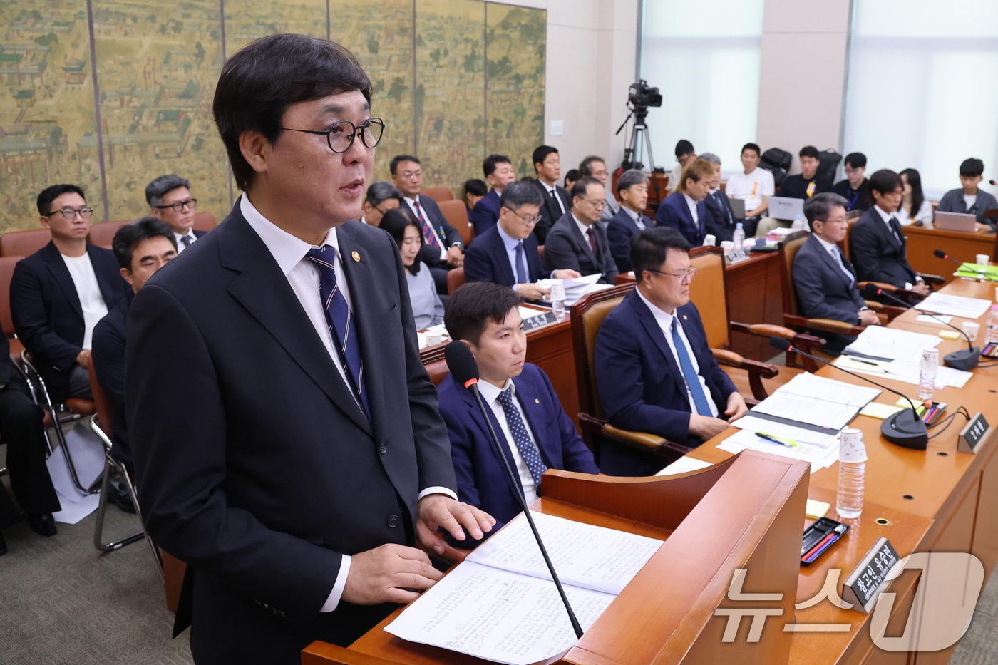 (서울=뉴스1) 국회사진기자단 = 최휘영 문화체육관광부 장관이 30일 국회 문화체육관광위원회에서 열린 대한축구협회 현안 관련 청문회에서 업무 보고하고 있다. 2026.7.30/뉴스 …