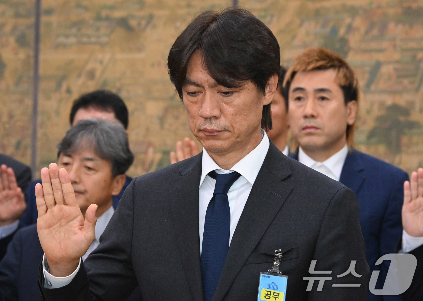(서울=뉴스1) 국회사진기자단 = 홍명보 전 축구 국가대표팀 감독이 30일 서울 여의도 국회에서 열린 문화체육관광위원회의 대한축구협회 현안 관련 청문회에 출석해 증인 선서를 하고 …