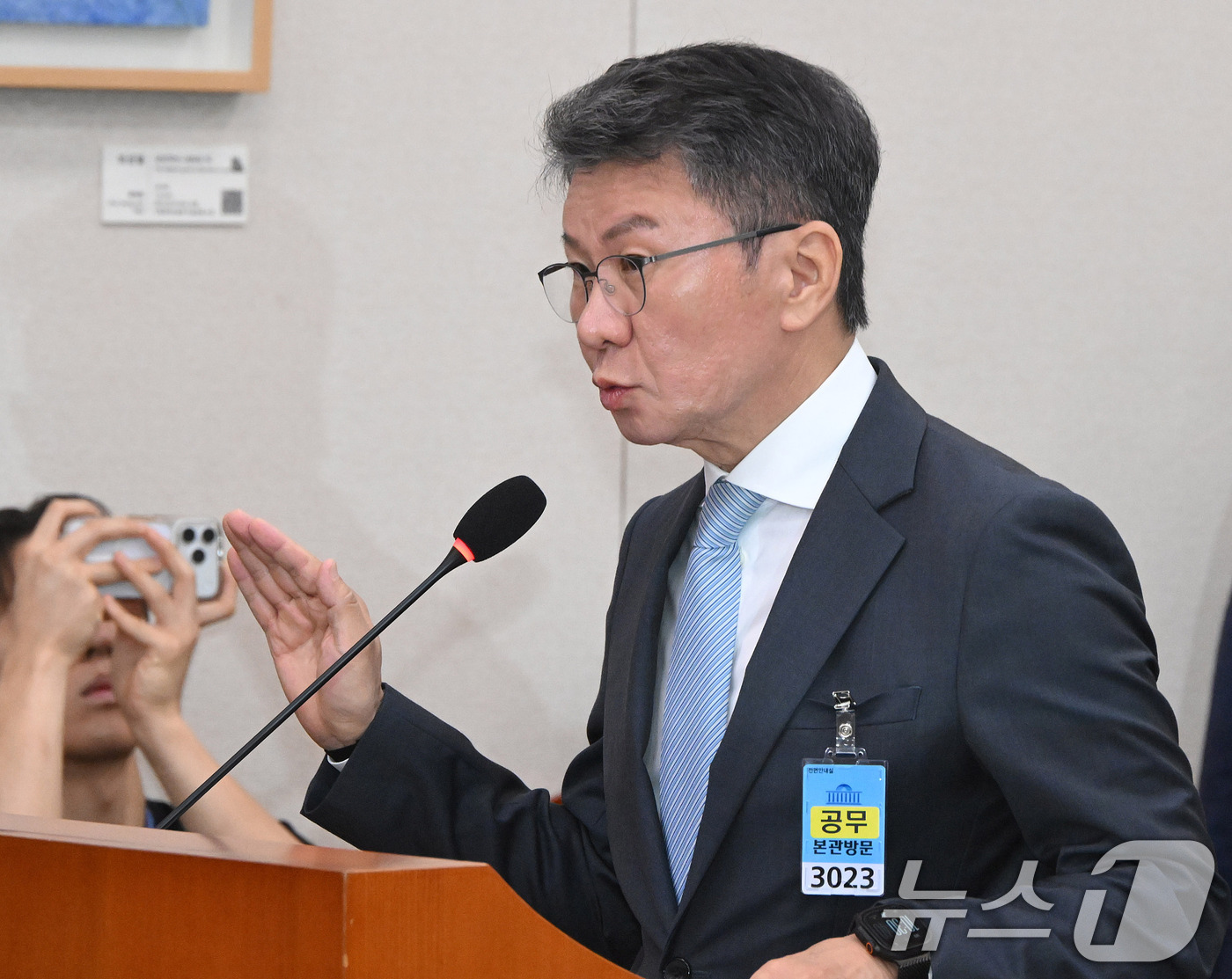 (서울=뉴스1) 국회사진기자단 = 정몽규 전 대한축구협회장이 30일 서울 여의도 국회에서 열린 문화체육관광위원회의 대한축구협회 현안 관련 청문회에 출석해 증인 선서를 하고 있다. …