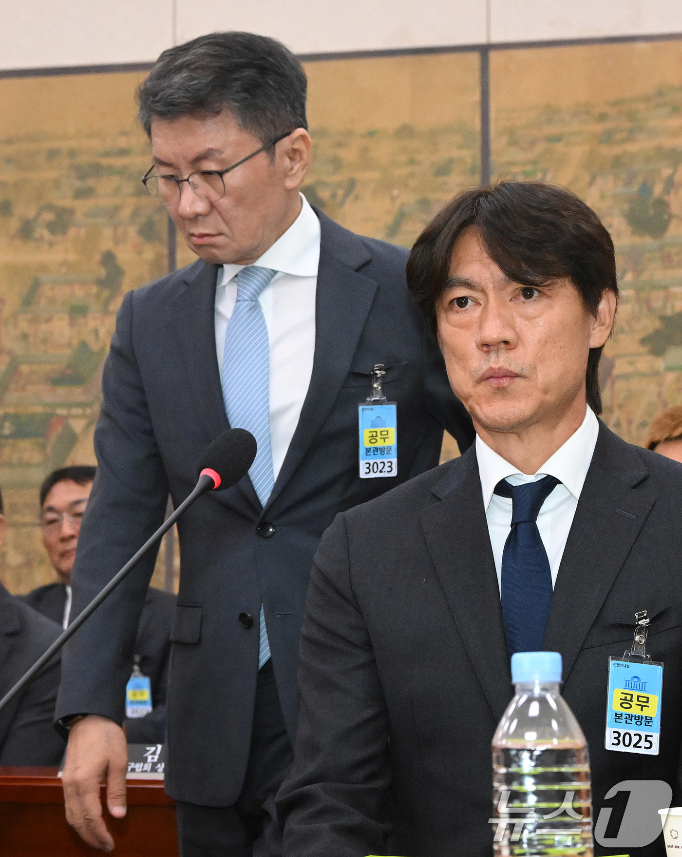 (서울=뉴스1) 국회사진기자단 = 정몽규 전 대한축구협회장이 30일 서울 여의도 국회에서 열린 문화체육관광위원회의 대한축구협회 현안 관련 청문회에 출석해 증인 선서를 한 뒤 이재정 …