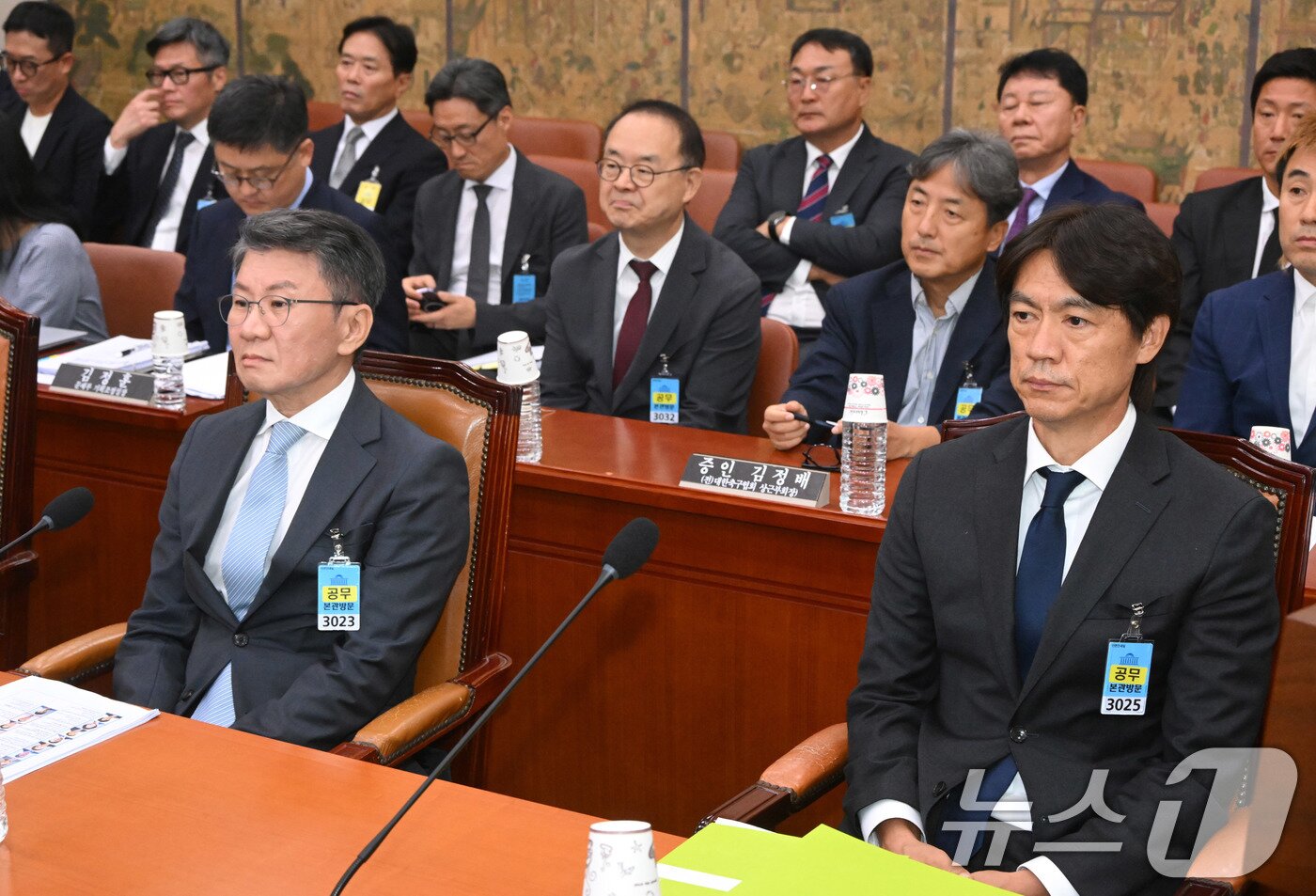 본문 이미지 - 정몽규 전 대한축구협회장(왼쪽)과 홍명보 전 축구 국가대표팀 감독이 30일 서울 여의도 국회에서 열린 문화체육관광위원회의 대한축구협회 현안 관련 청문회에 출석하고 있다. 2026.7.30 ⓒ 뉴스1 국회사진기자단