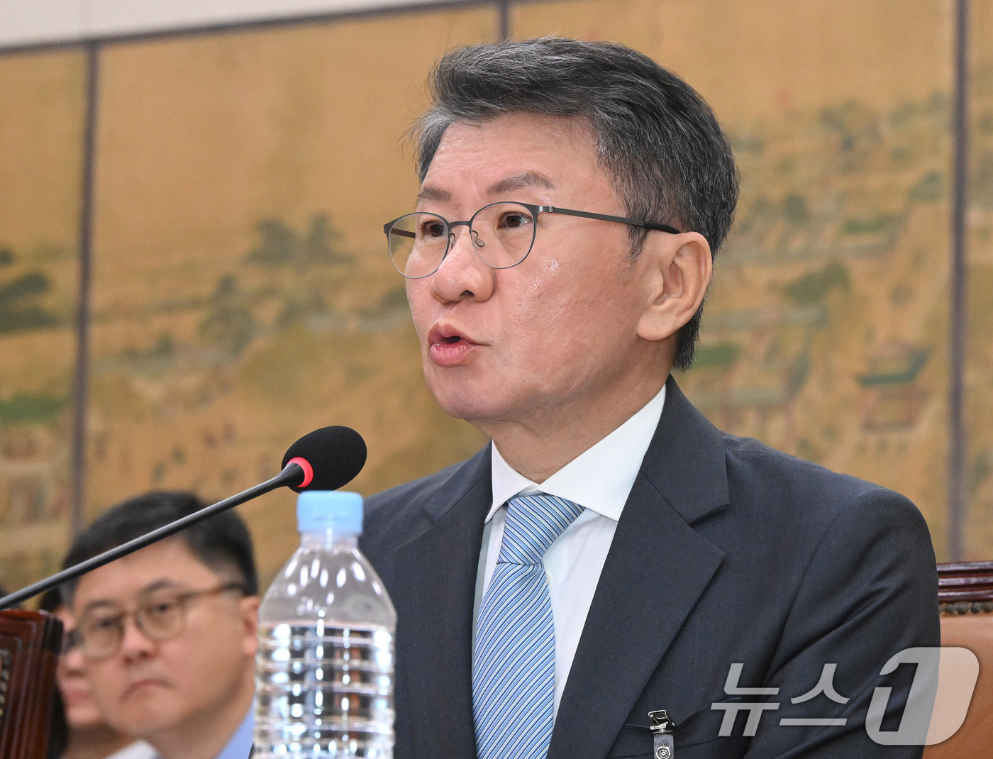 (서울=뉴스1) 국회사진기자단 = 정몽규 전 대한축구협회장이 30일 서울 여의도 국회에서 열린 문화체육관광위원회의 대한축구협회 현안 관련 청문회에 출석해 질의에 답하고 있다. 20 …