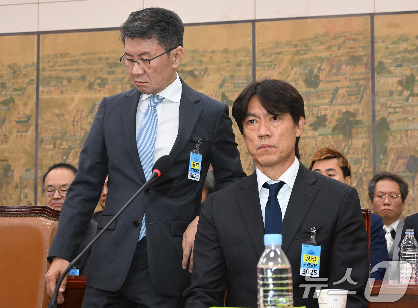 (서울=뉴스1) 국회사진기자단 = 정몽규 전 대한축구협회장이 30일 서울 여의도 국회에서 열린 문화체육관광위원회의 대한축구협회 현안 관련 청문회에 출석해 증인 선서를 한 뒤 이재정 …