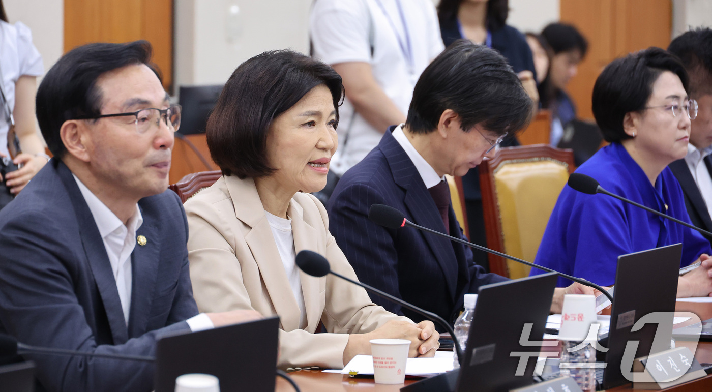 (서울=뉴스1) 신웅수 기자 = 이진숙 국민의힘 의원이 30일 서울 여의도 국회에서 열린 과학기술정보방송통신위원회 전체회의에서 인사말을 하고 있다. 2026.7.30/뉴스1
