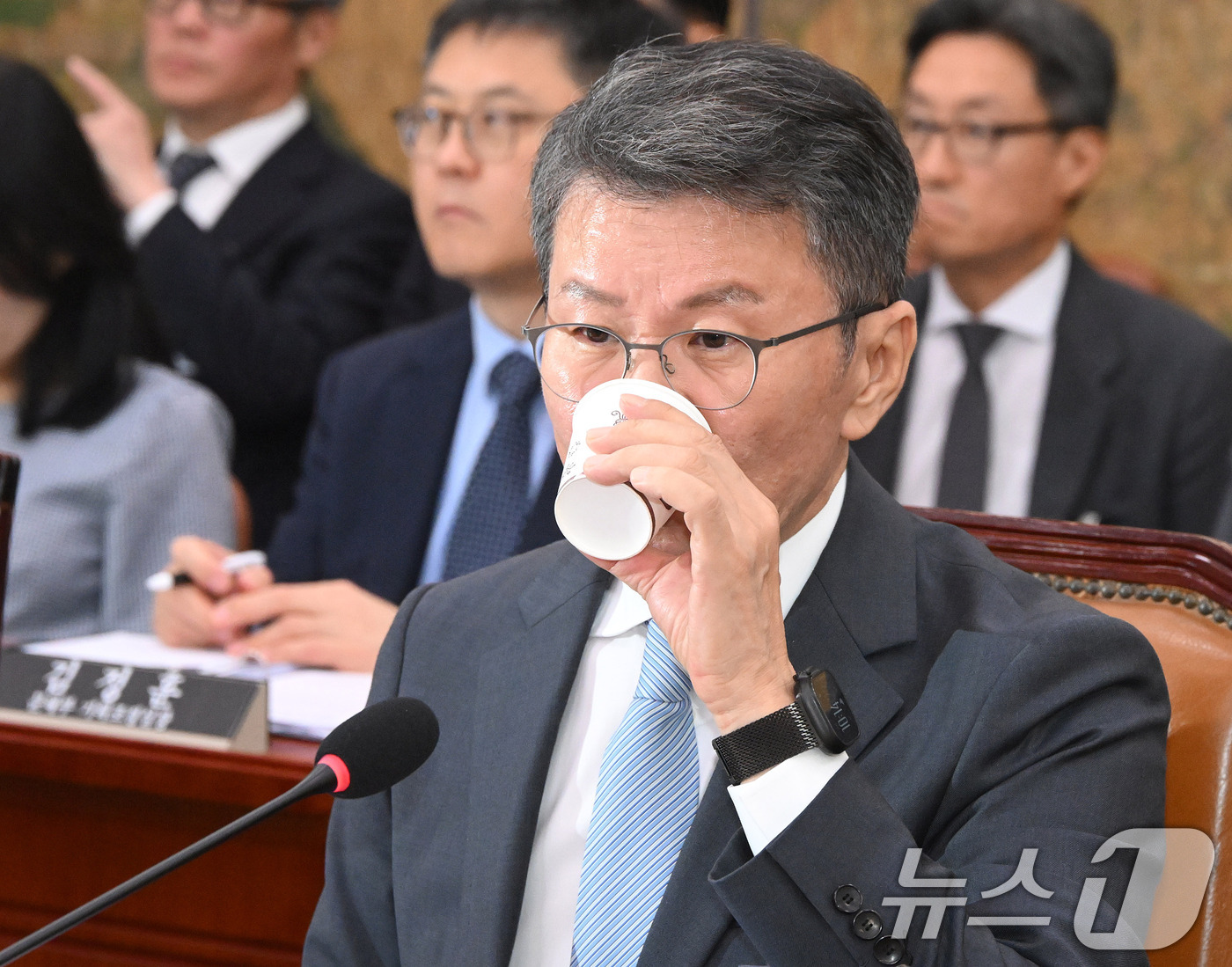 (서울=뉴스1) 국회사진기자단 = 정몽규 전 대한축구협회장이 30일 서울 여의도 국회에서 열린 문화체육관광위원회의 대한축구협회 현안 관련 청문회에 출석해 물을 마시고 있다. 202 …