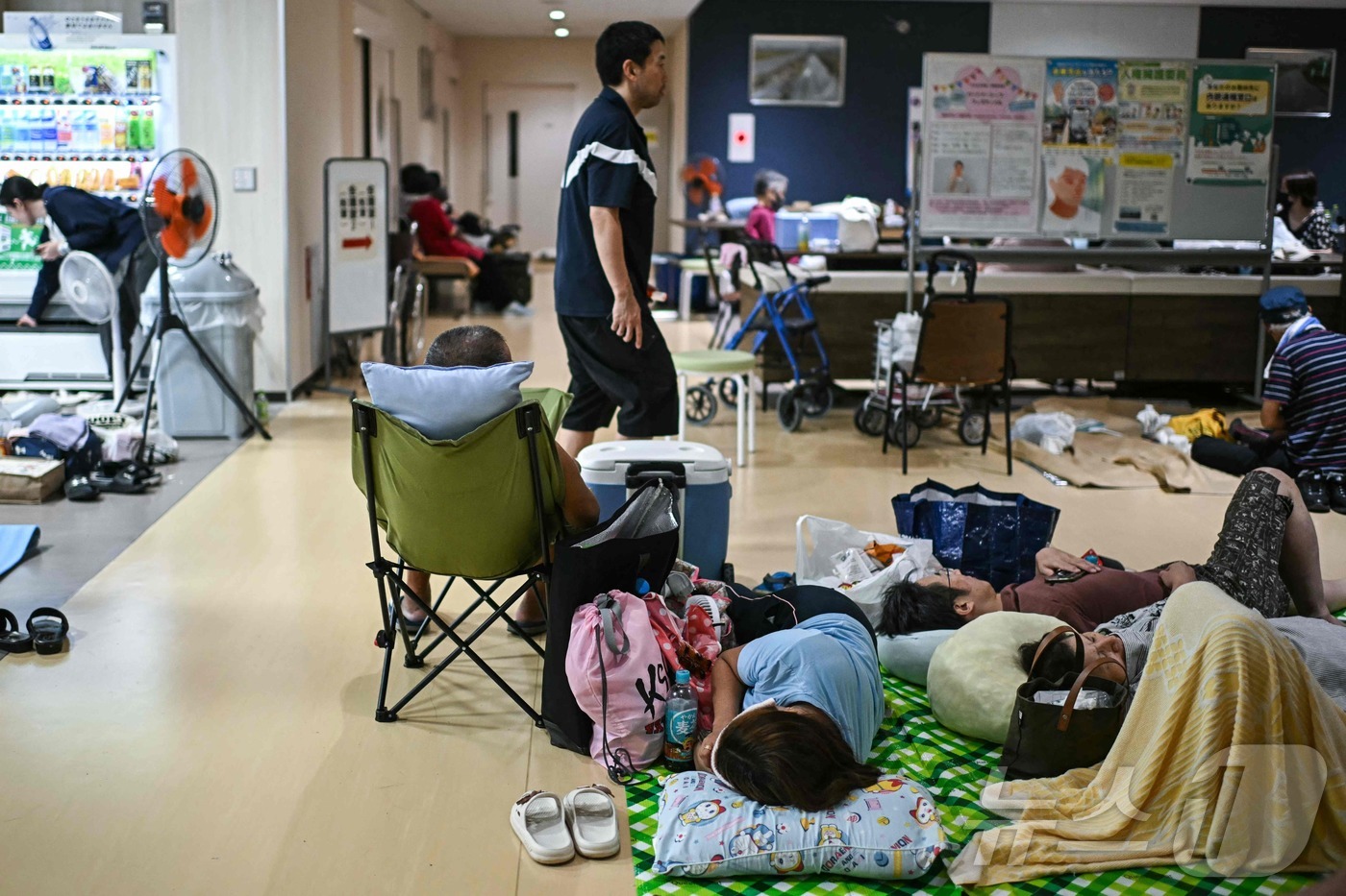(우키 AFP=뉴스1) 권대옥 수습기자 = 29일 일본 구마모토현 우키시의 대피소에서 이재민들이 휴식을 취하고 있다. 구마모토현에 따르면 지난 28일 발생한 이번 지진으로 인한 사 …