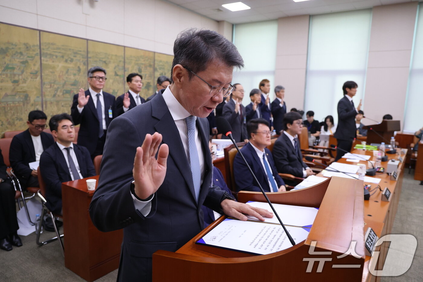 본문 이미지 - 정몽규 전 대한축구협회장이 30일 서울 여의도 국회에서 열린 문화체육관광위원회의 대한축구협회 현안 관련 청문회에 출석해 증인 선서를 하고 있다. 2026.7.30 ⓒ 뉴스1 국회사진기자단