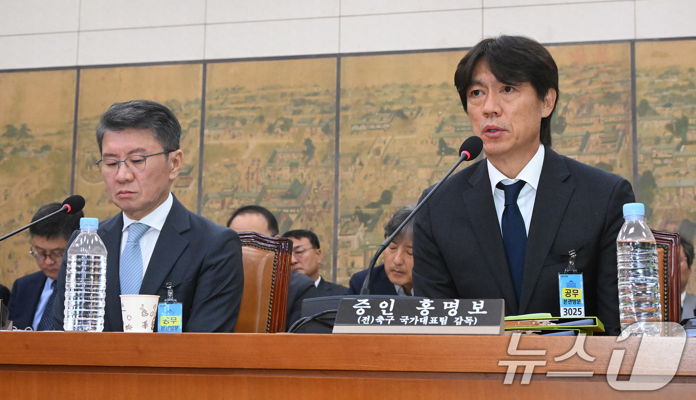 (서울=뉴스1) 국회사진기자단 = 홍명보 전 축구 국가대표팀 감독이 30일 서울 여의도 국회에서 열린 문화체육관광위원회의 대한축구협회 현안 관련 청문회에 출석해 질의에 답하고 있다 …