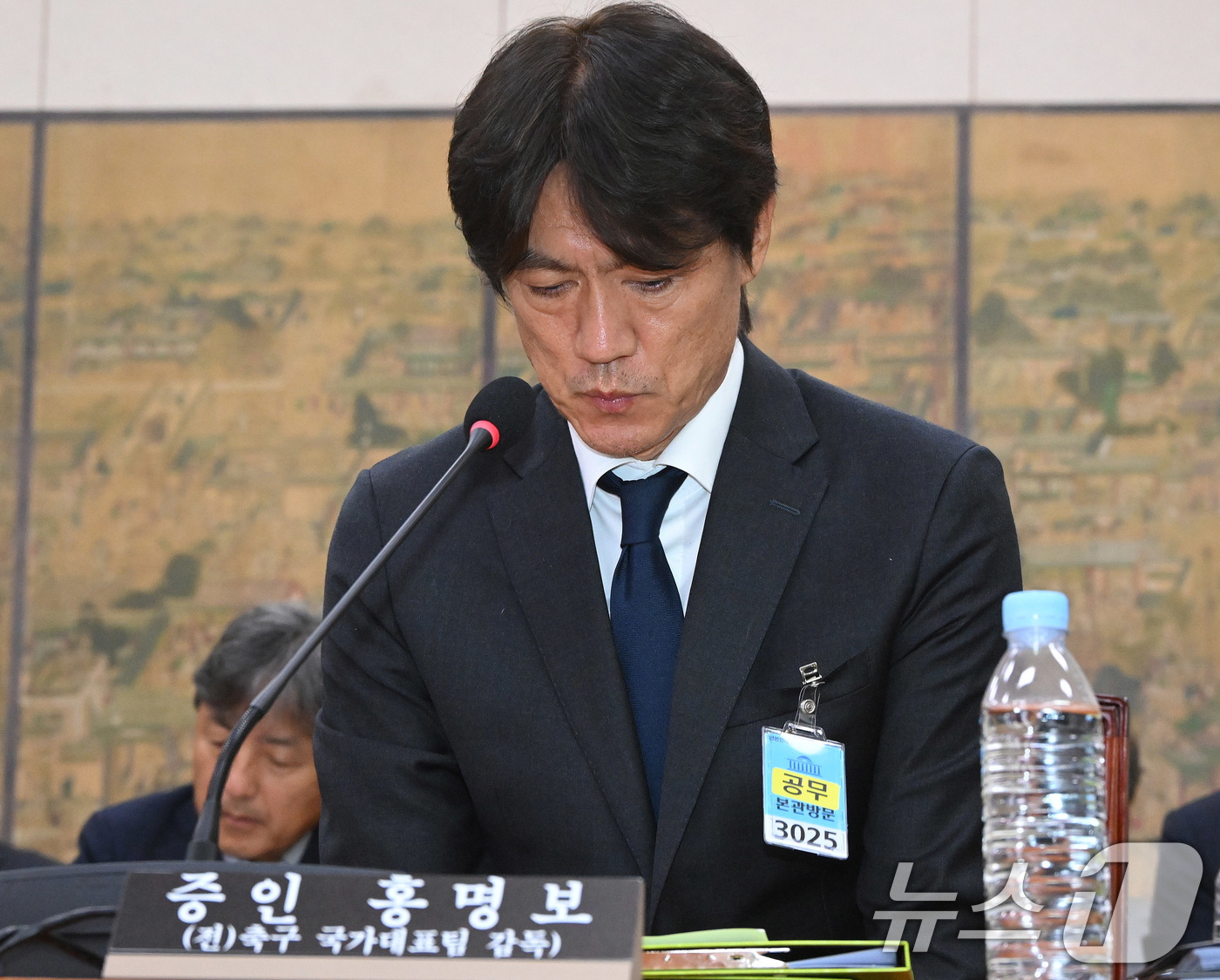 (서울=뉴스1) 국회사진기자단 = 홍명보 전 축구 국가대표팀 감독이 30일 서울 여의도 국회에서 열린 문화체육관광위원회의 대한축구협회 현안 관련 청문회에 출석해 질의에 답하고 있다 …