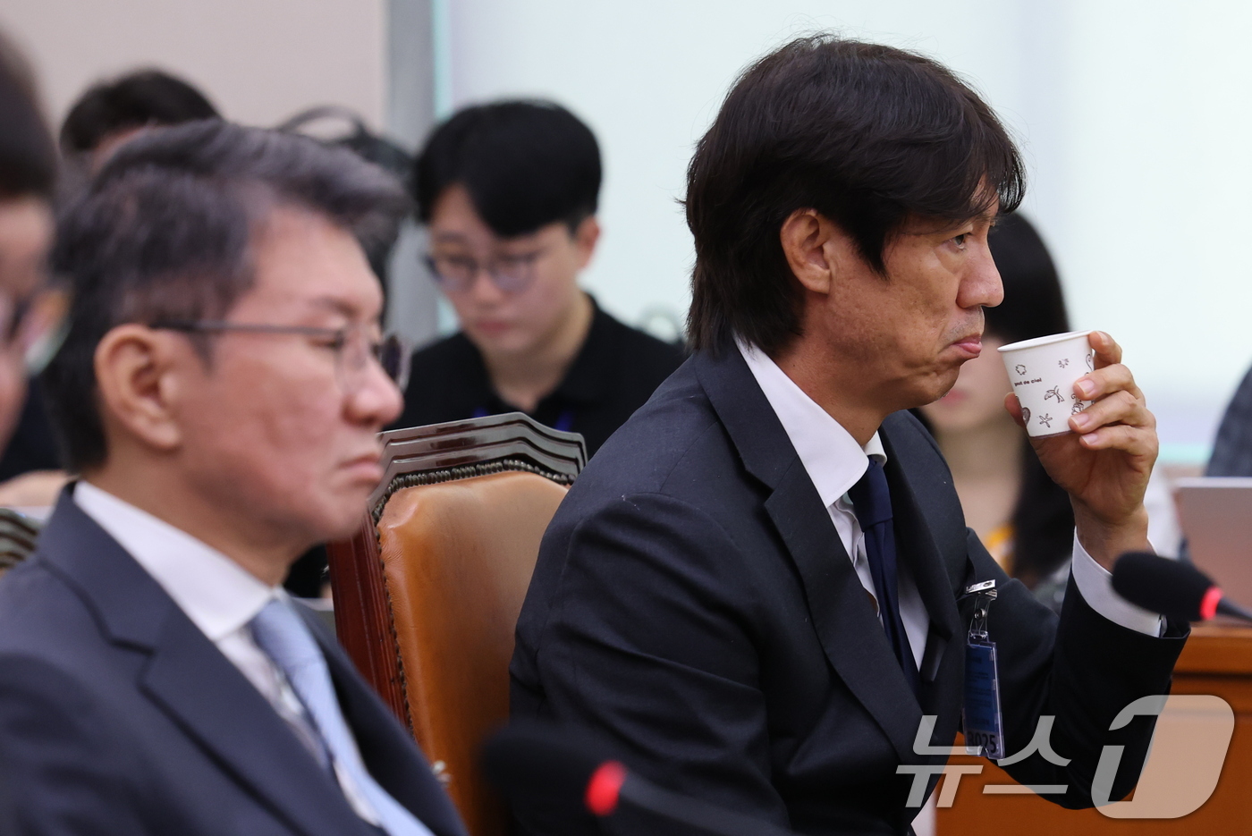 (서울=뉴스1) 국회사진기자단 = 홍명보 전 축구대표팀 감독이 30일 서울 여의도 국회 문화체육관광위원회에서 열린 대한축구협회 현안 관련 청문회에 증인으로 출석해 목을 축이고 있다 …