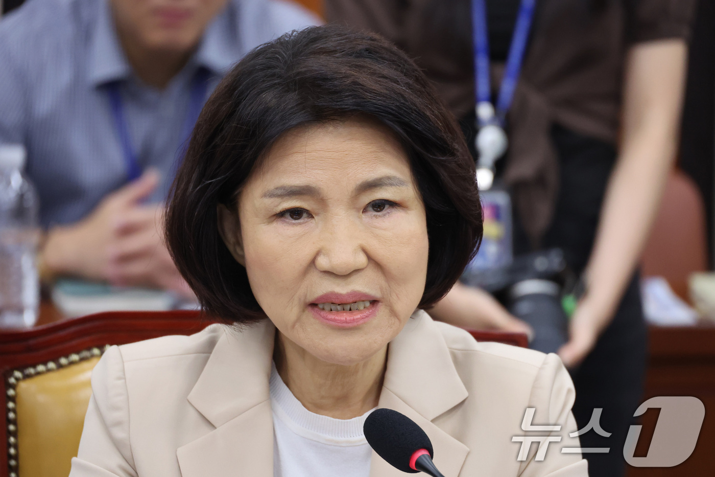 (서울=뉴스1) 신웅수 기자 = 이진숙 국민의힘 의원이 30일 서울 여의도 국회에서 열린 과학기술정보방송통신위원회 전체회의에서 목을 축이고 있다. 2026.7.30/뉴스1