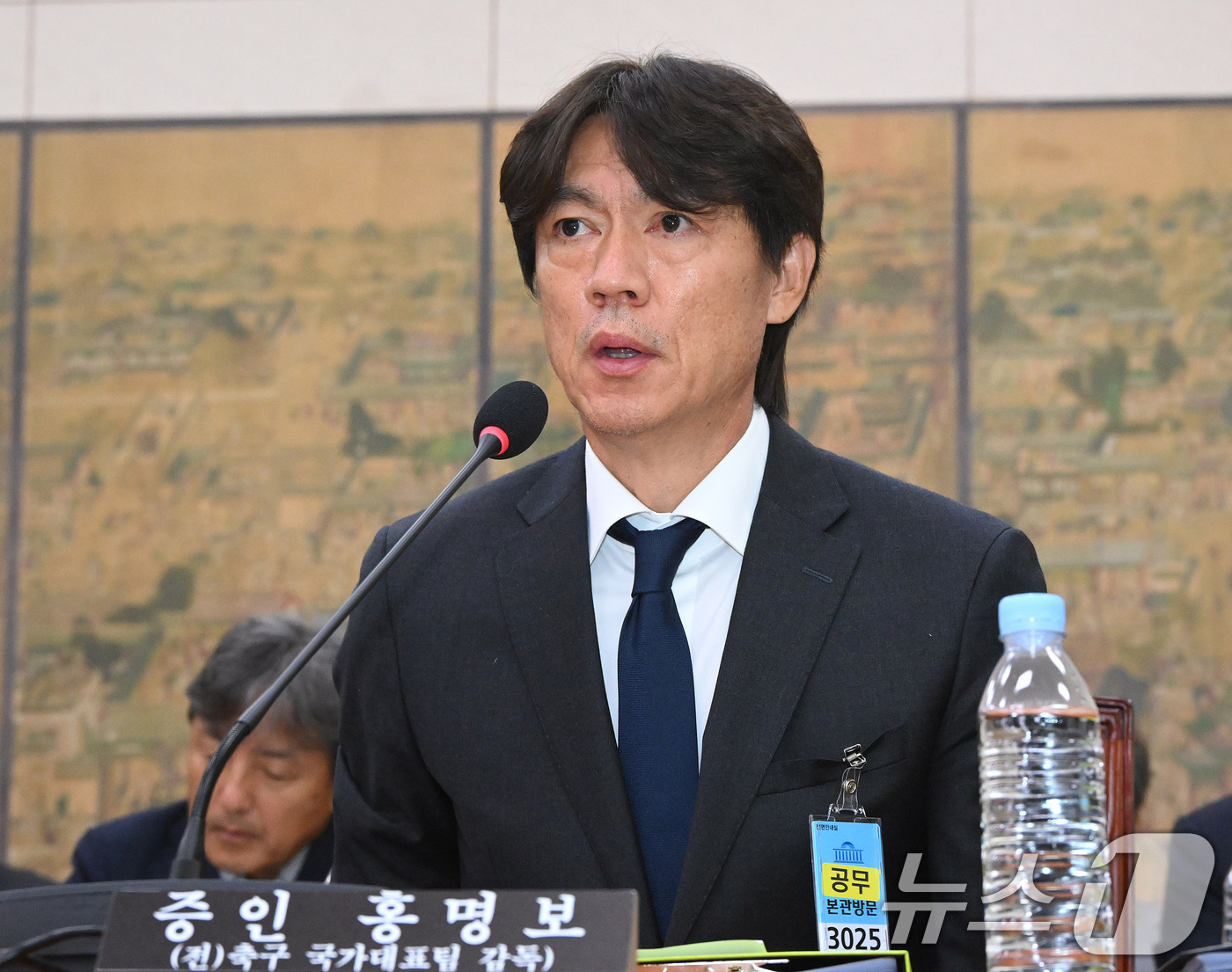 (서울=뉴스1) 국회사진기자단 = 홍명보 전 축구 국가대표팀 감독이 30일 서울 여의도 국회에서 열린 문화체육관광위원회의 대한축구협회 현안 관련 청문회에 출석해 질의에 답하고 있다 …