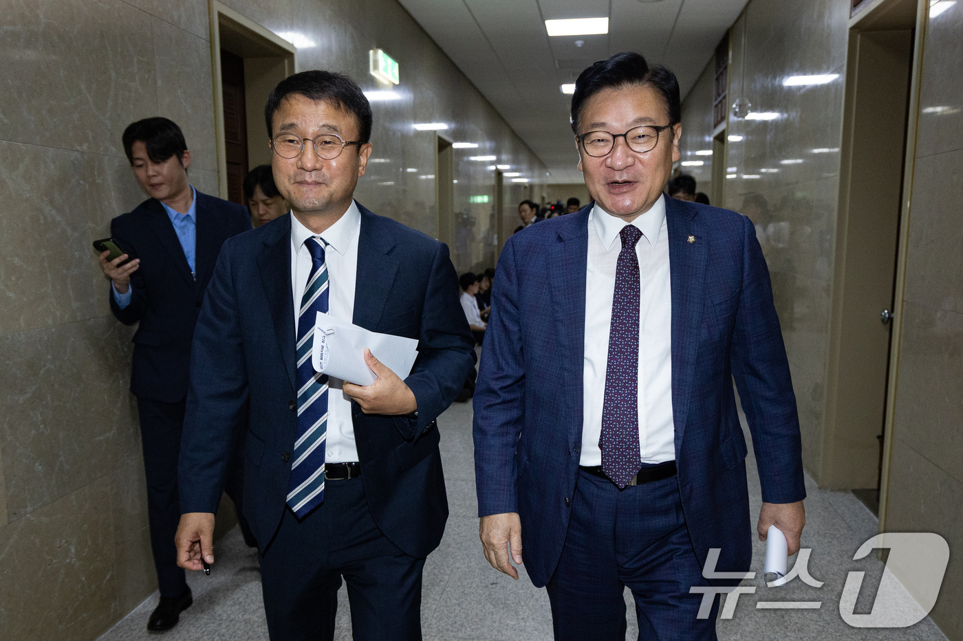 (서울=뉴스1) 유승관 기자 = 더불어민주당 한병도(왼쪽), 국민의힘 정점식 원내대표가 30일 서울 여의도 국회에서 여야 원내대표 회동을 마친 후 이동하고 있다. 2026.7.30 …