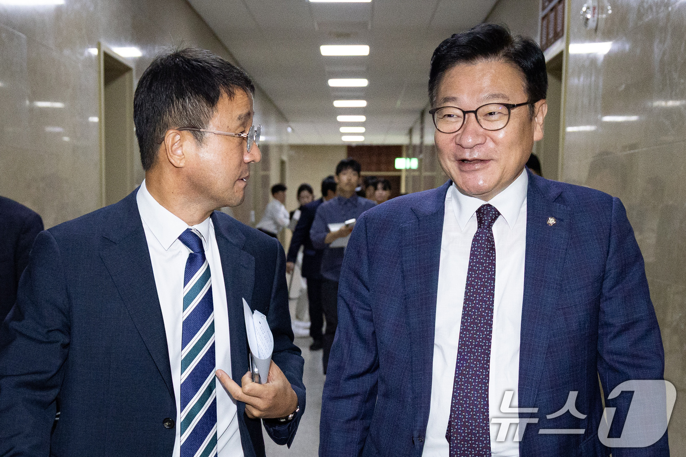 (서울=뉴스1) 유승관 기자 = 더불어민주당 한병도(왼쪽), 국민의힘 정점식 원내대표가 30일 서울 여의도 국회에서 여야 원내대표 회동을 마친 후 이동하고 있다. 2026.7.30 …