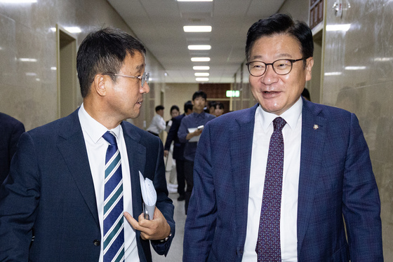 정점식 원내대표 바라보는 한병도