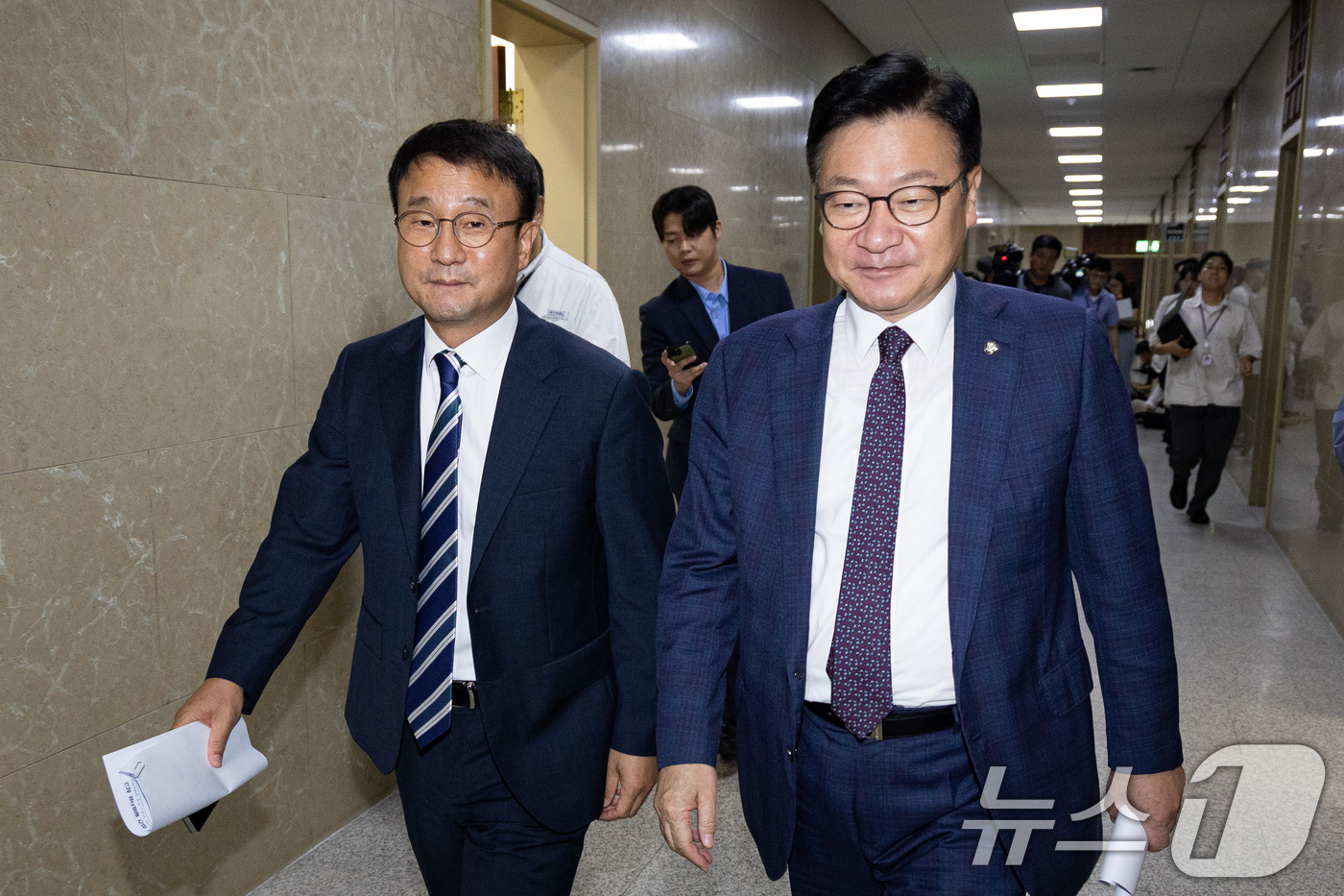 (서울=뉴스1) 유승관 기자 = 더불어민주당 한병도(왼쪽), 국민의힘 정점식 원내대표가 30일 서울 여의도 국회에서 여야 원내대표 회동을 마친 후 이동하고 있다. 2026.7.30 …