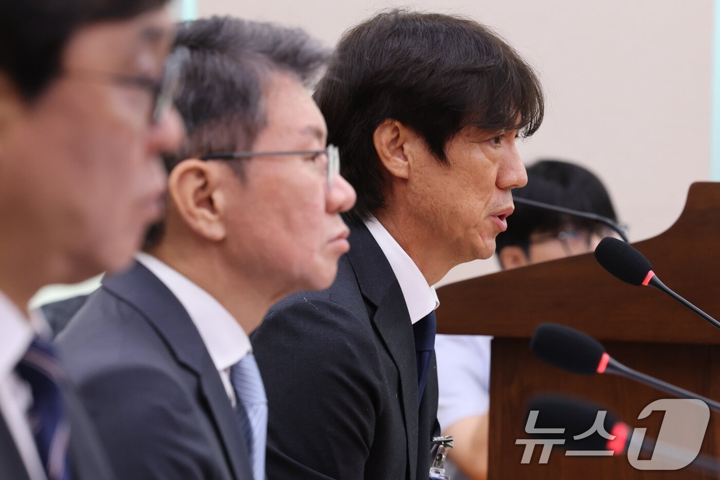 본문 이미지 - 홍명보 전 축구대표팀 감독과 정몽규 전 대한축구협회장. ⓒ 뉴스1 국회사진기자단