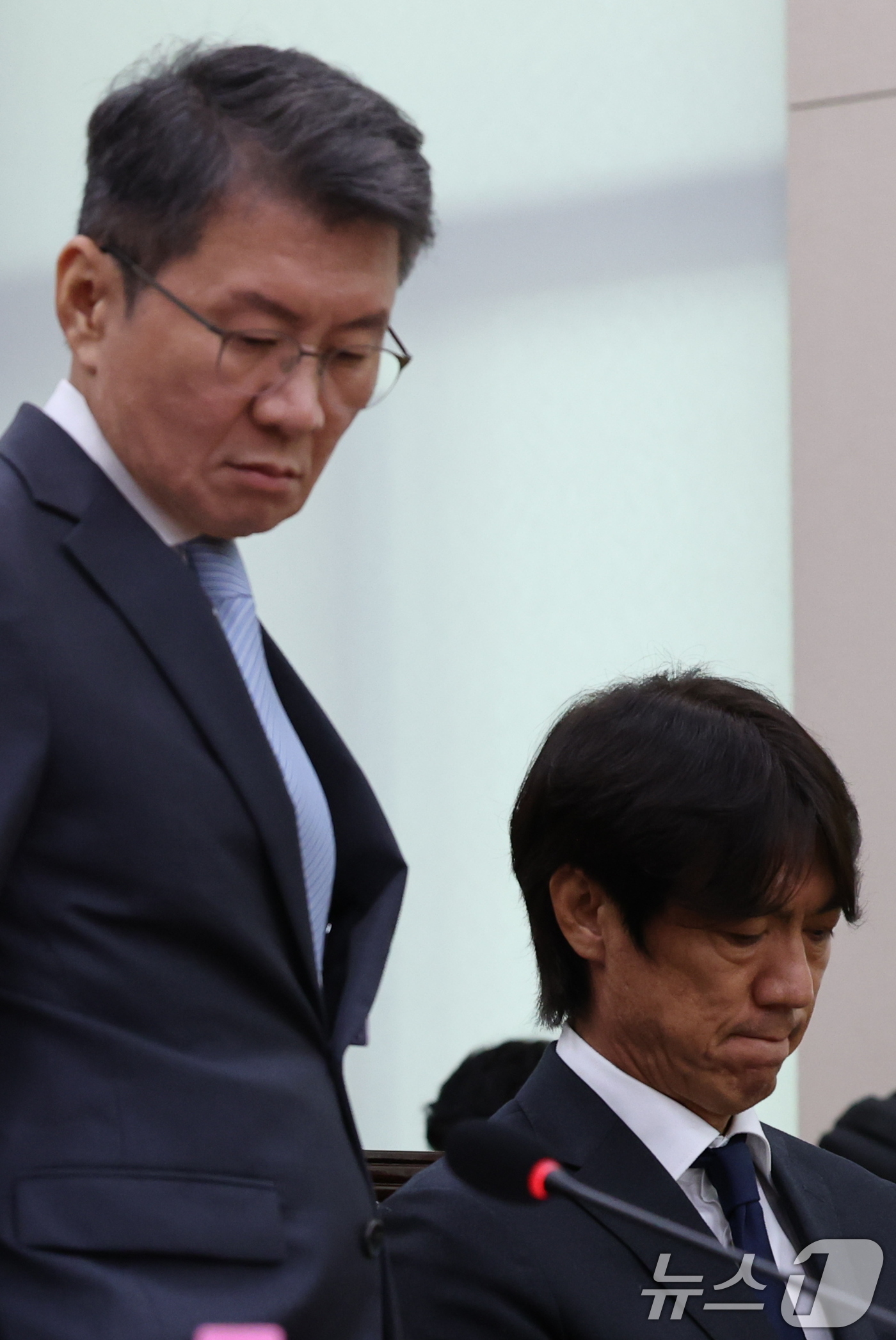 (서울=뉴스1) 국회사진기자단 = 정몽규 전 대한축구협회장이 30일 국회 문화체육관광위원회에서 열린 대한축구협회 현안 관련 청문회에 증인으로 출석, 선서문을 위원장인 더불어민주당 …
