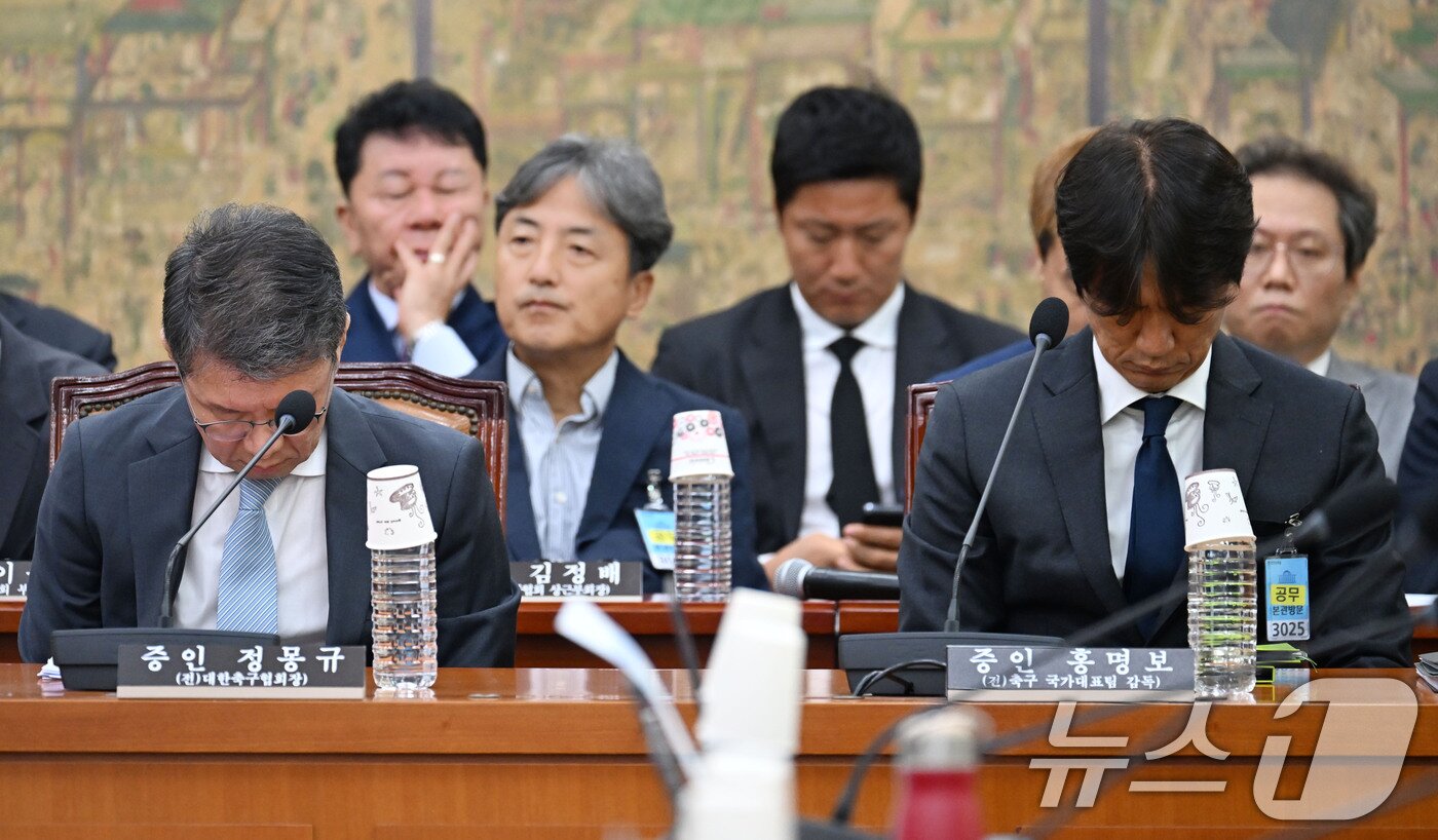 본문 이미지 - 정몽규 전 대한축구협회장과 홍명보 전 축구국가대표 감독이 30일 서울 여의도 국회에서 열린 문화체육관광위원회의 대한축구협회 현안 관련 청문회에 참석해 고개를 숙이고 있다. 2026.7.30 ⓒ 뉴스1 국회사진기자단