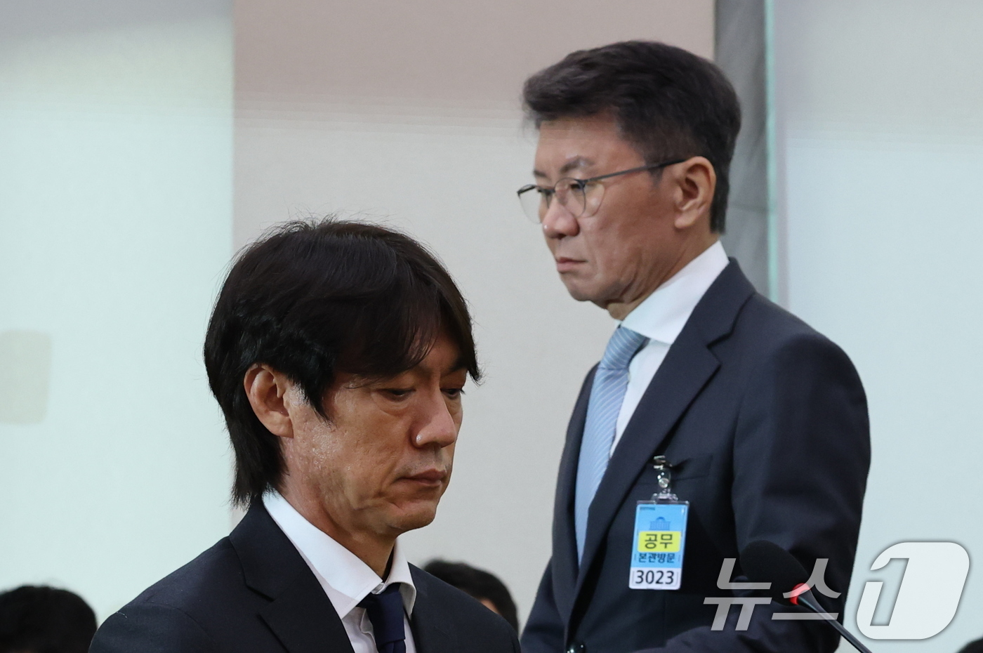 (서울=뉴스1) 국회사진기자단 = 정몽규 전 대한축구협회장이 30일 국회 문화체육관광위원회에서 열린 대한축구협회 현안 관련 청문회에 증인으로 출석, 선서문을 위원장인 더불어민주당 …
