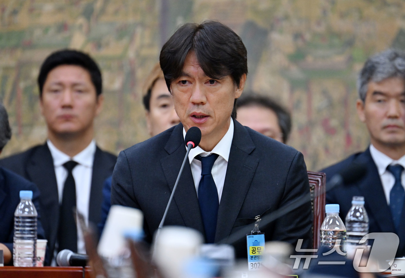 (서울=뉴스1) 국회사진기자단 = 홍명보 전 축구 국가대표팀 감독이 30일 서울 여의도 국회에서 열린 문화체육관광위원회의 대한축구협회 현안 관련 청문회에 출석해 질의에 답하고 있다 …
