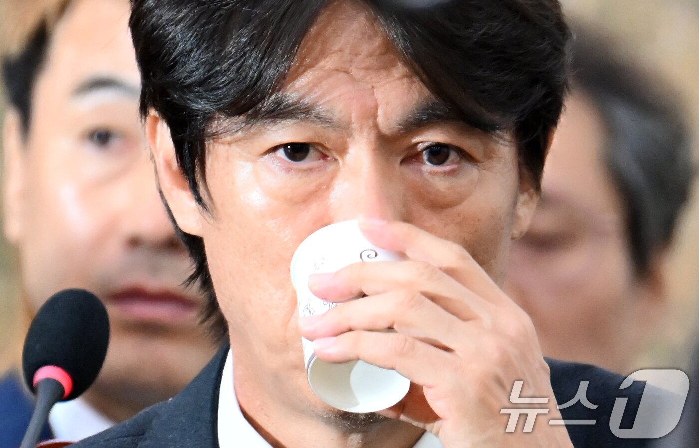 본문 이미지 - 홍명보 전 축구국가대표 감독이 30일 서울 여의도 국회에서 열린 문화체육관광위원회의 대한축구협회 현안 관련 청문회에 참석해 물을 마시고 있다. 2026.7.30 ⓒ 뉴스1 국회사진기자단