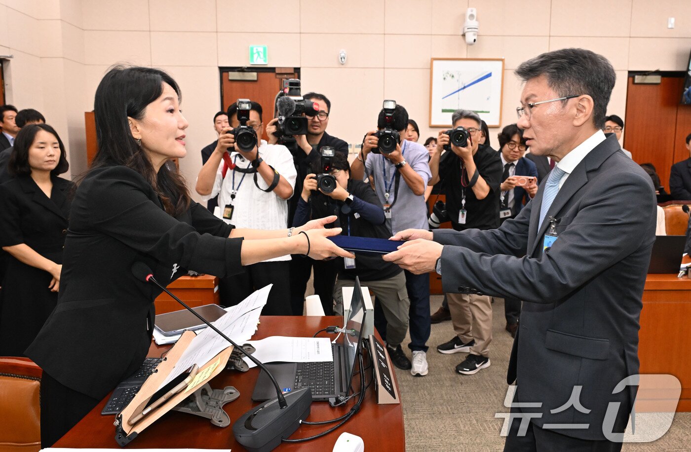 본문 이미지 - 정몽규 전 대한축구협회장이 30일 서울 여의도 국회에서 열린 문화체육관광위원회의 대한축구협회 현안 관련 청문회에 출석해 증인 선서를 한 뒤 이재정 위원장에게 선서문을 제출하고 있다. 2026.7.30 ⓒ 뉴스1 국회사진기자단