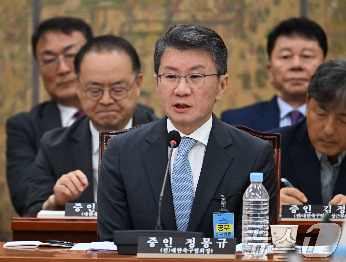 (서울=뉴스1) 국회사진기자단 = 정몽규 전 대한축구협회장이 30일 서울 여의도 국회에서 열린 문화체육관광위원회의 대한축구협회 현안 관련 청문회에 출석해 질의에 답하고 있다.  2 …