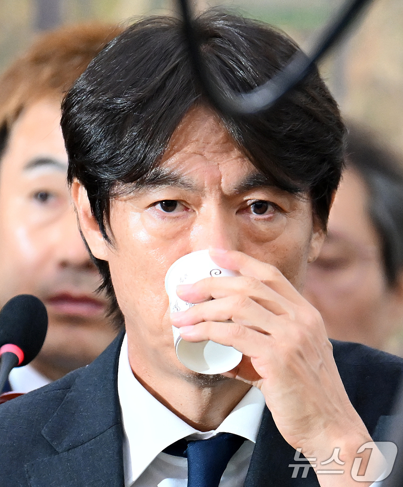 (서울=뉴스1) 국회사진기자단 = 홍명보 전 축구국가대표 감독이 30일 서울 여의도 국회에서 열린 문화체육관광위원회의 대한축구협회 현안 관련 청문회에 참석해 물을 마시고 있다. 2 …