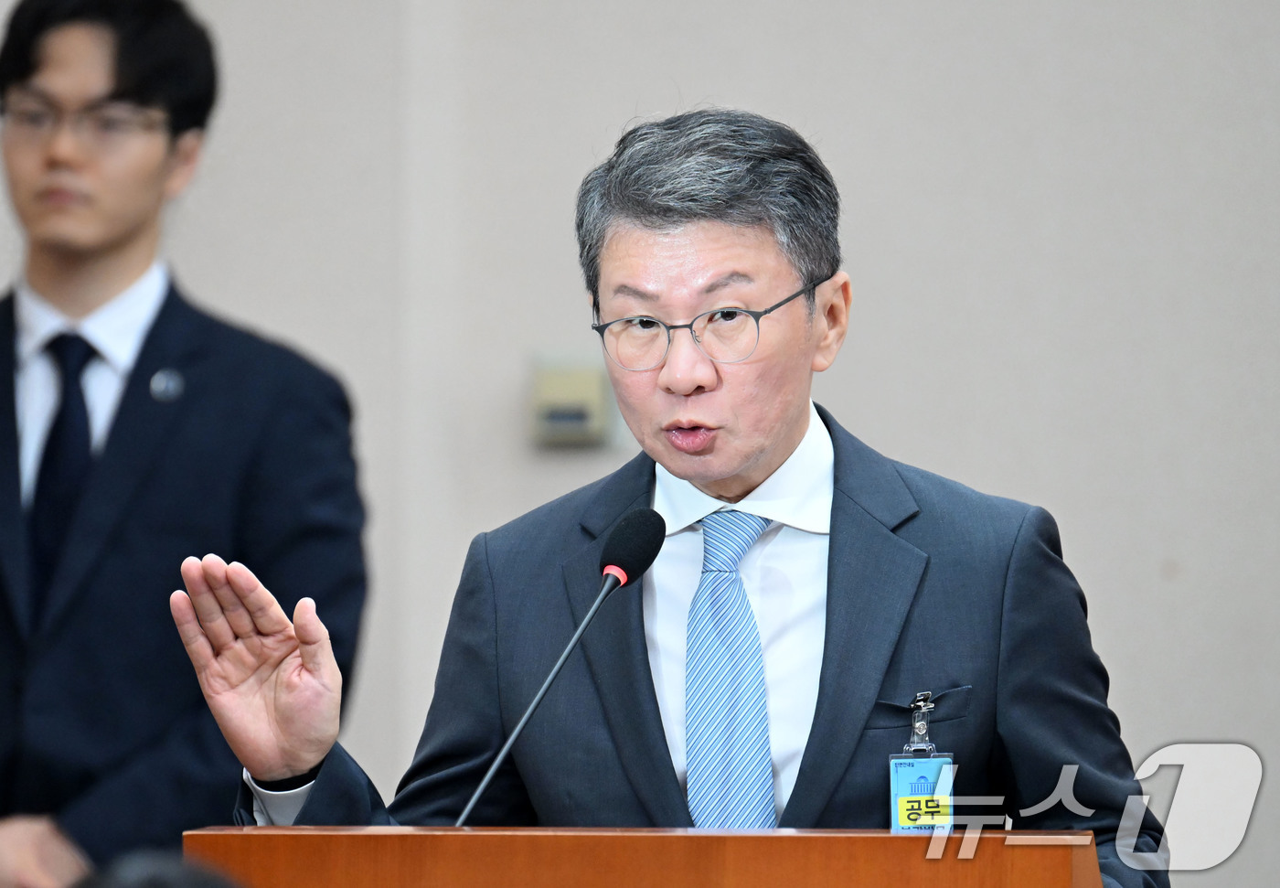 (서울=뉴스1) 국회사진기자단 = 정몽규 전 대한축구협회장이 30일 서울 여의도 국회에서 열린 문화체육관광위원회의 대한축구협회 현안 관련 청문회에 출석해 증인 선서를 하고 있다. …