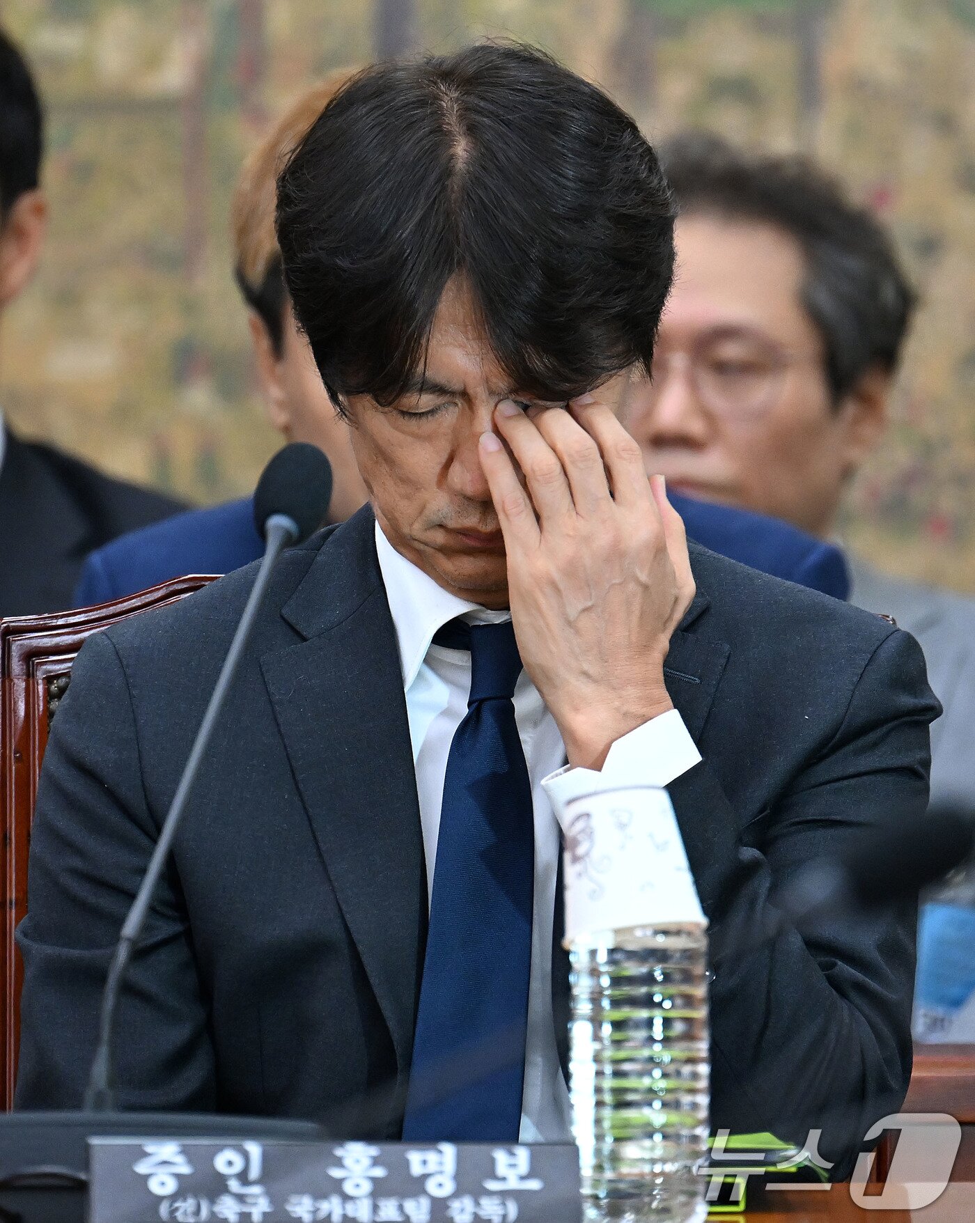 본문 이미지 - 홍명보 전 축구국가대표 감독이 30일 서울 여의도 국회에서 열린 문화체육관광위원회의 대한축구협회 현안 관련 청문회에 참석해 자리에 앉아 있다. 2026.7.30 ⓒ 뉴스1 국회사진기자단