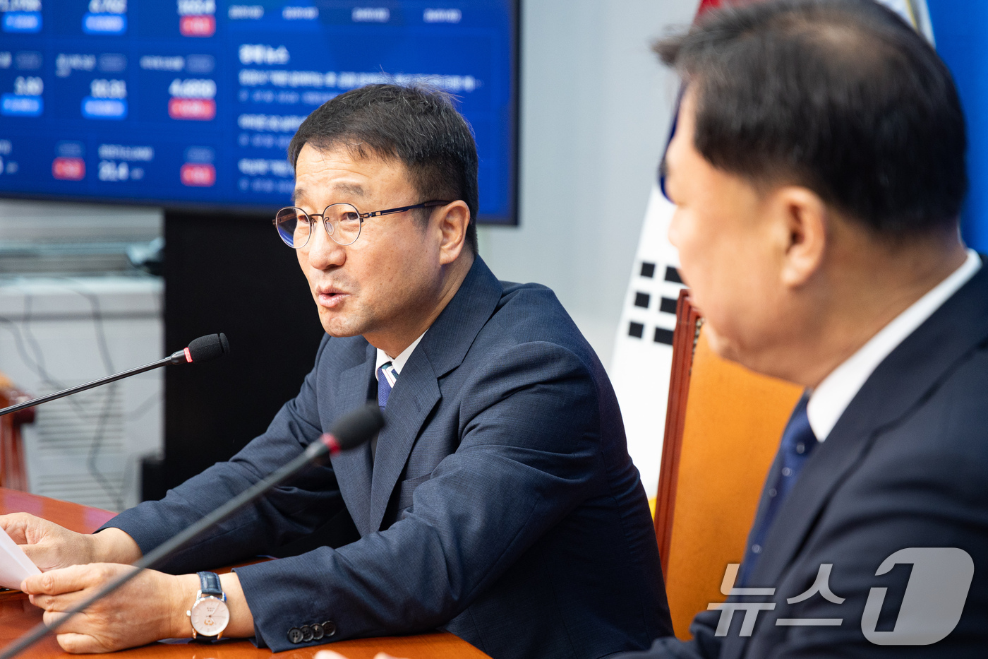 (서울=뉴스1) 유승관 기자 = 한병도 더불어민주당 당대표 직무대행 겸 원내대표가 30일 서울 여의도 국회에서 김종훈 진보당 당대표를 접견하고 있다. 2026.7.30/뉴스1