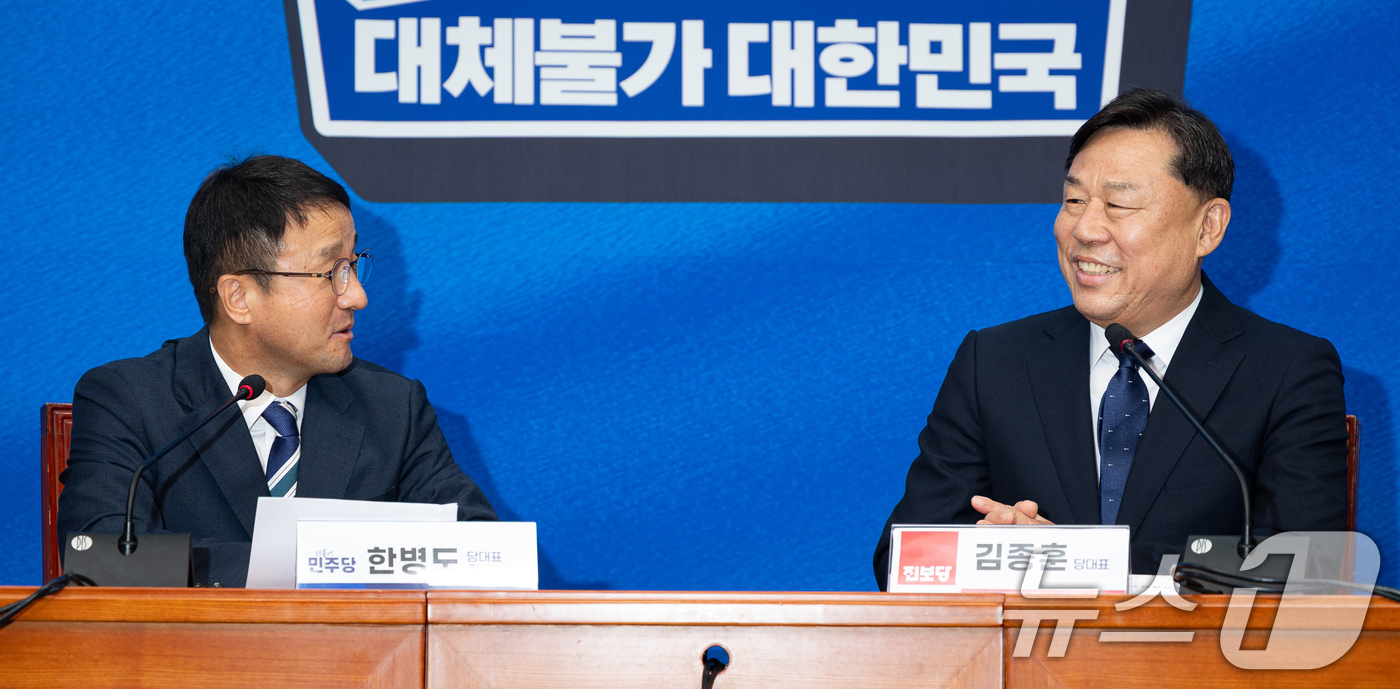 (서울=뉴스1) 유승관 기자 = 한병도 더불어민주당 당대표 직무대행 겸 원내대표가 30일 서울 여의도 국회에서 김종훈 진보당 당대표를 접견하고 있다. 2026.7.30/뉴스1
