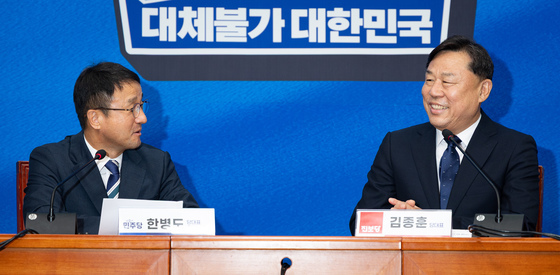 김종훈 진보당 신임 대표 취임 축하 인사 건네는 한병도