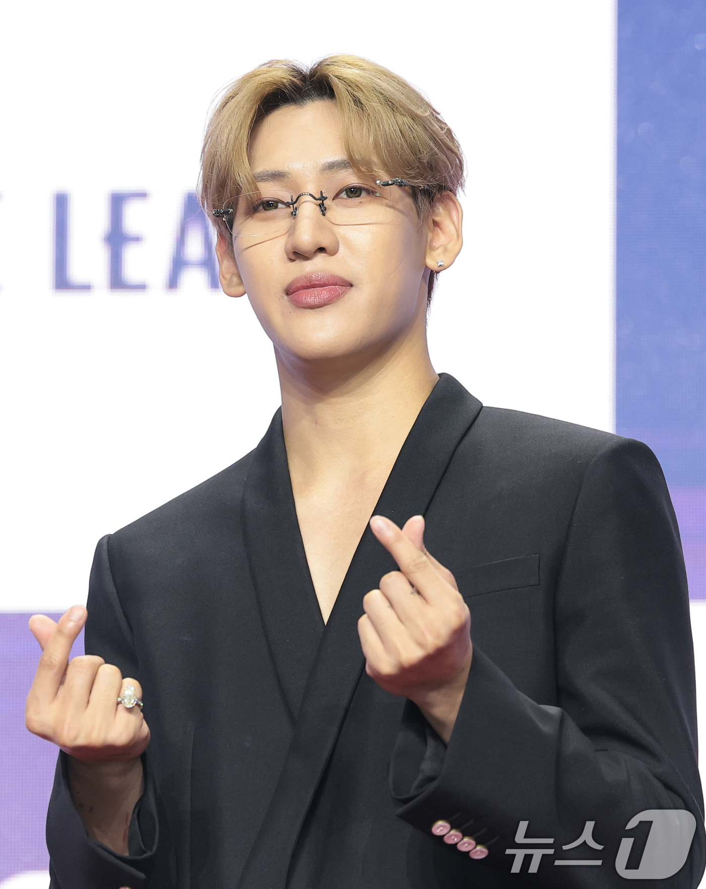 (서울=뉴스1) 권현진 기자 = 가수 뱀뱀이 30일 오전 서울 마포구 큐브컨벤션센터에서 열린 ENA 새 예능 프로그램 '엑스 더 리그'의 제작발표회에 참석해 포즈를 취하고 있다.' …