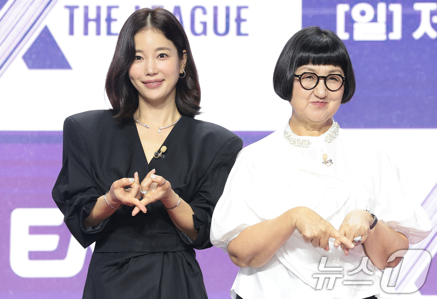 (서울=뉴스1) 권현진 기자 = 배우 기은세와 브랜딩 전문가 노희영 대표가 30일 오전 서울 마포구 큐브컨벤션센터에서 열린 ENA 새 예능 프로그램 '엑스 더 리그'의 제작발표회에 …