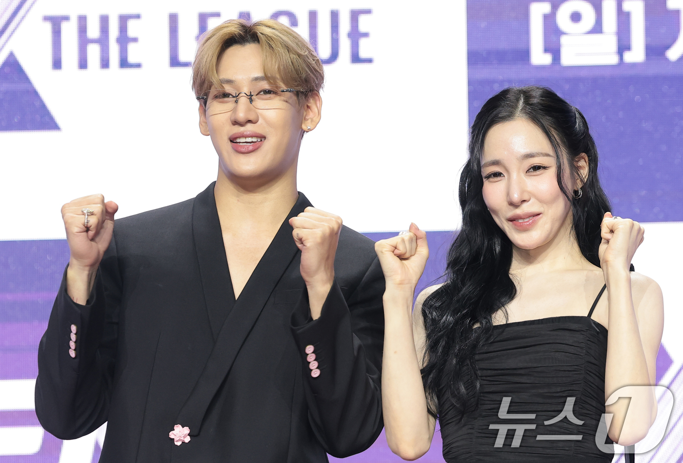 (서울=뉴스1) 권현진 기자 = MC 뱀뱀과 티파니 영(오른쪽)이 30일 오전 서울 마포구 큐브컨벤션센터에서 열린 ENA 새 예능 프로그램 '엑스 더 리그'의 제작발표회에 참석해 …