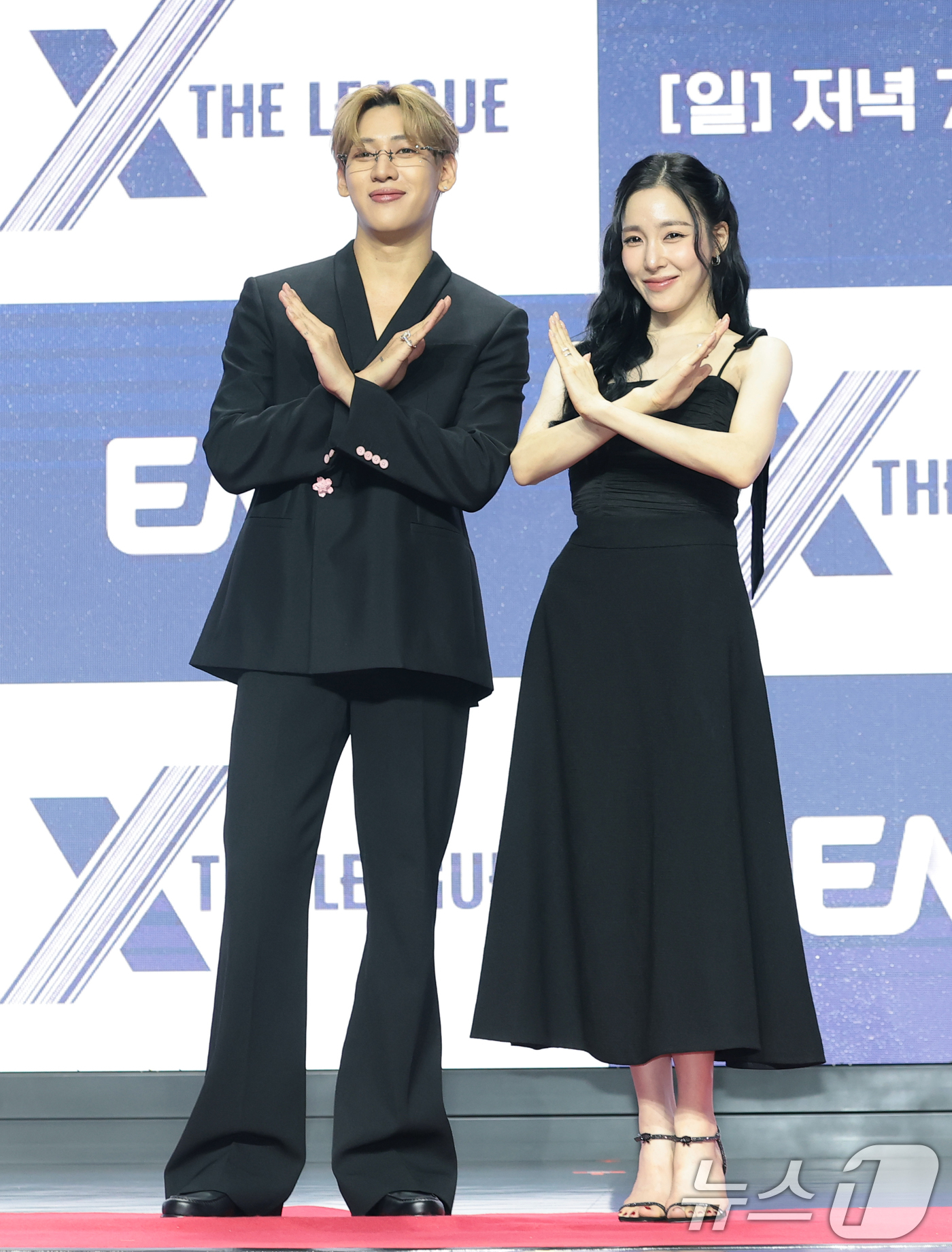 (서울=뉴스1) 권현진 기자 = MC 뱀뱀과 티파니 영(오른쪽)이 30일 오전 서울 마포구 큐브컨벤션센터에서 열린 ENA 새 예능 프로그램 '엑스 더 리그'의 제작발표회에 참석해 …