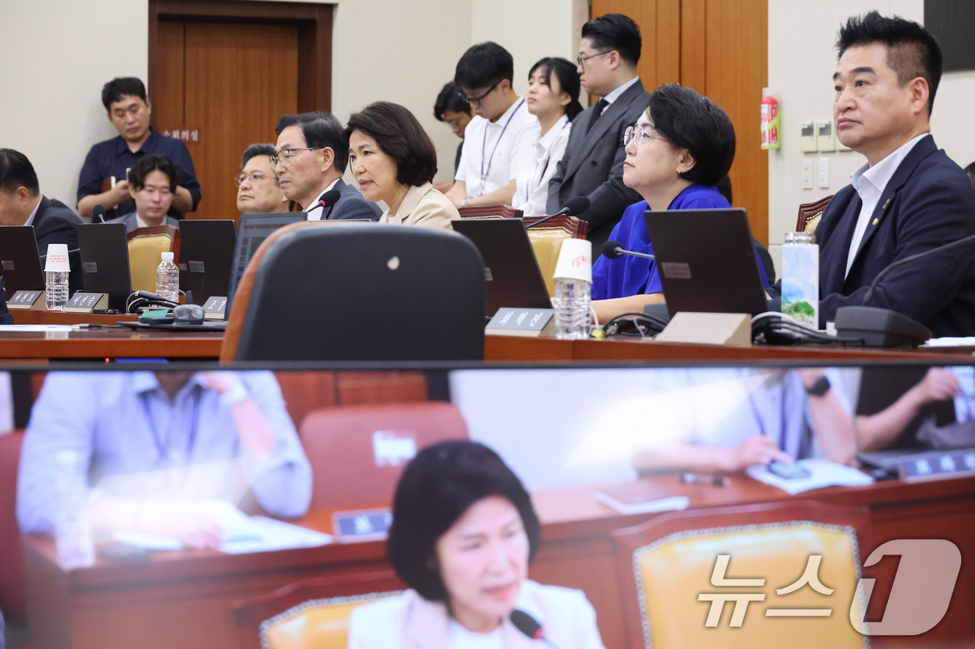 (서울=뉴스1) 신웅수 기자 = 이진숙 국민의힘 의원이 30일 서울 여의도 국회에서 열린 과학기술정보방송통신위원회 전체회의에서 목을 축이고 있다. 2026.7.30/뉴스1