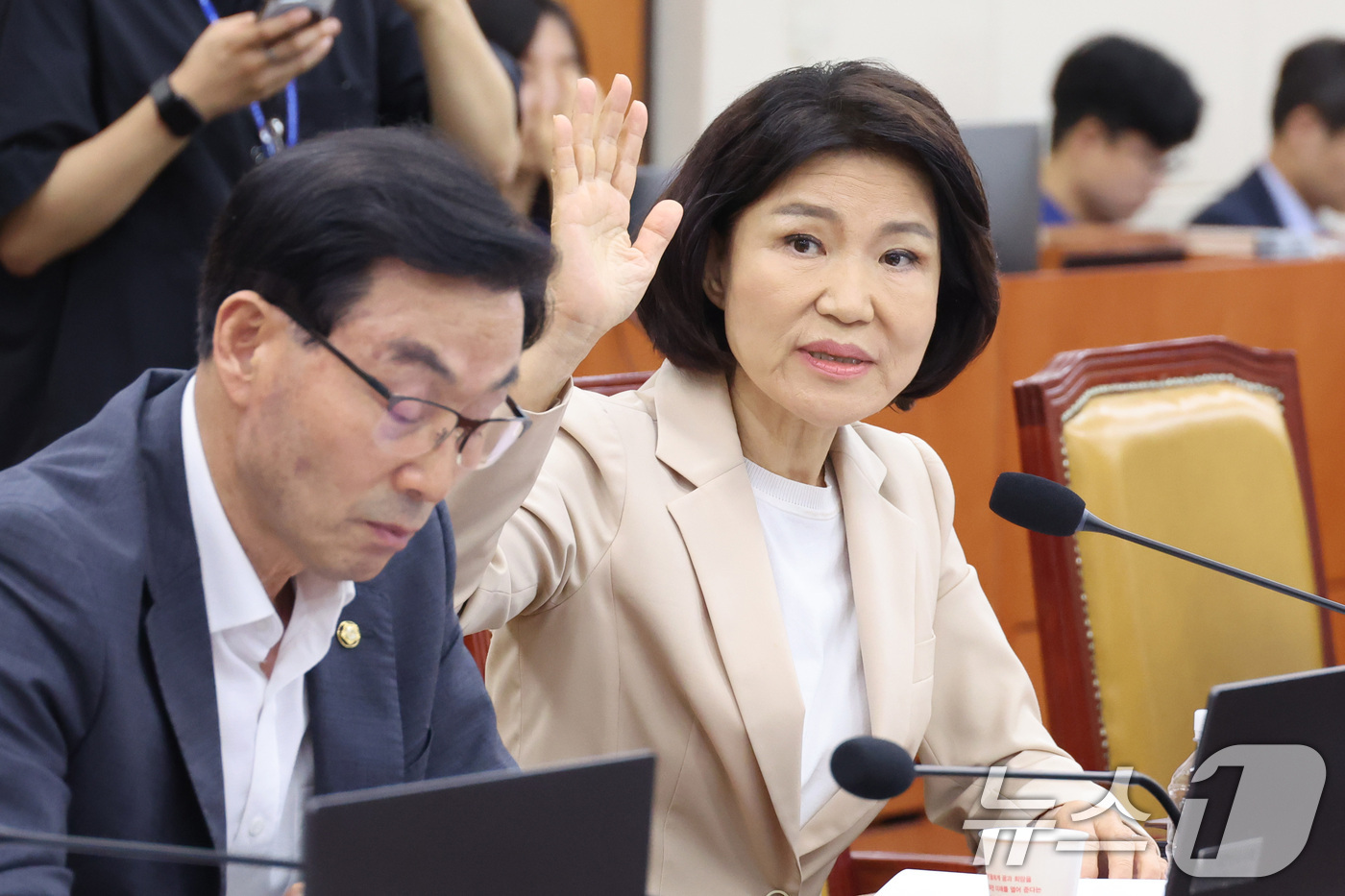 (서울=뉴스1) 신웅수 기자 = 이진숙 국민의힘 의원이 30일 서울 여의도 국회에서 열린 과학기술정보방송통신위원회 전체회의에서 발언권을 신청하고 있다. 2026.7.30/뉴스1