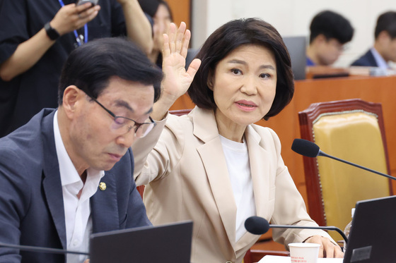 발언권 신청하는 이진숙