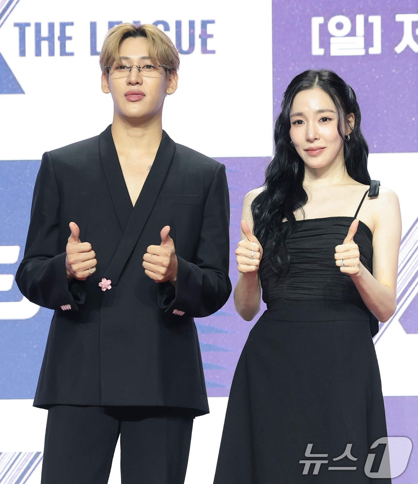 (서울=뉴스1) 권현진 기자 = MC 뱀뱀과 티파니 영(오른쪽)이 30일 오전 서울 마포구 큐브컨벤션센터에서 열린 ENA 새 예능 프로그램 '엑스 더 리그'의 제작발표회에 참석해 …