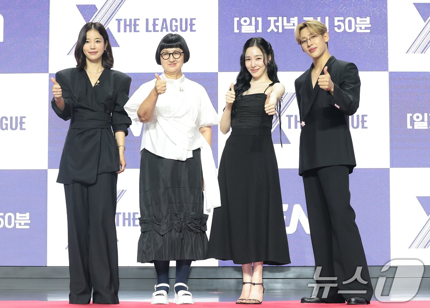본문 이미지 - 배우 기은세(왼쪽부터)와 브랜딩 전문가 노희영 대표, 가수 티파니 영, 뱀뱀이 30일 오전 서울 마포구 큐브컨벤션센터에서 열린 ENA 새 예능 프로그램 '엑스 더 리그'의 제작발표회에 참석해 포즈를 취하고 있다. '엑스 더 리그'는 한국을 비롯해 중국, 일본, 미국, 태국, 베트남, 인도네시아, 싱가포르&말레이시아 등 총 9개국 8개 팀, 40명의 글로벌 셀러들이 펼치는 커머스 국가대항전이다. 2026.7.30 ⓒ 뉴스1 권현진 기자