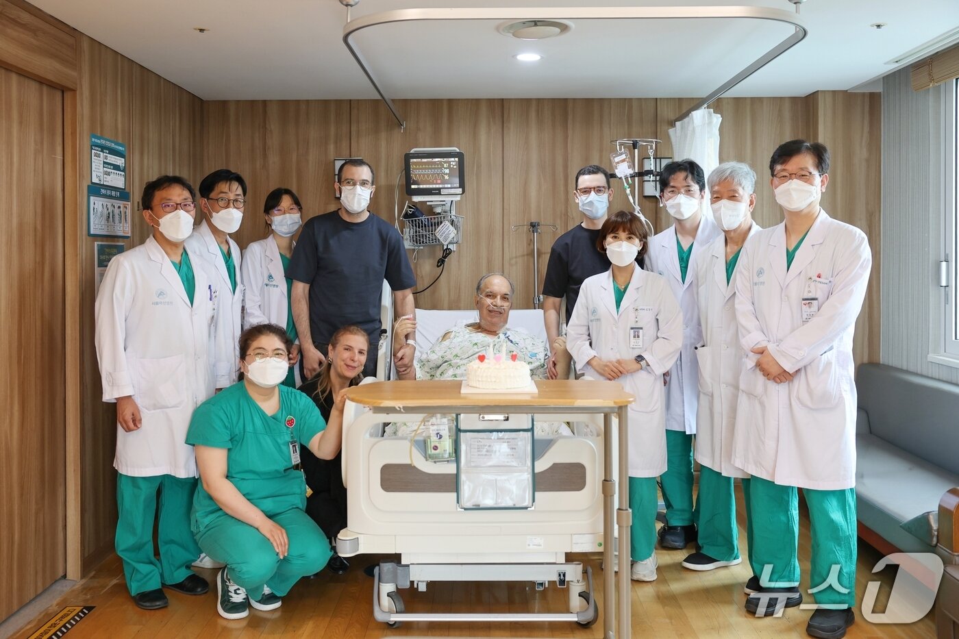 본문 이미지 - 모로코 삼부자 가족이 서울아산병원 간이식팀 의료진과 기념촬영을 하고 있다.(서울아산병원 제공)