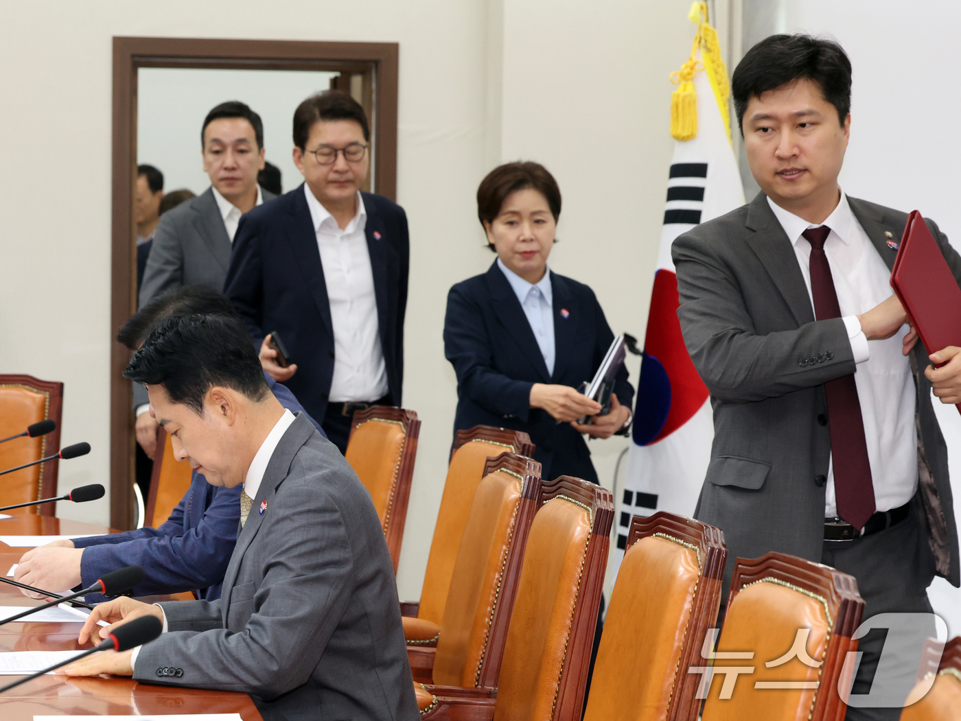 (서울=뉴스1) 황기선 기자 = 우재준 국민의힘 청년최고위원이 30일 오전 서울 여의도 국회에서 열린 최고위원회의에서 장동혁 대표 뒤로 입장하고 있다. 2026.7.30/뉴스1